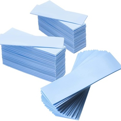 Etiquetas adesivas azuis claras retangulares em pilhas