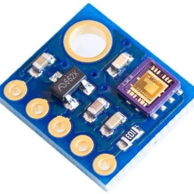 Placa eletrónica azul com componentes e conectores dourados