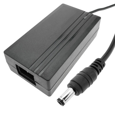 Carregador preto com conector cilíndrico e cabo preto