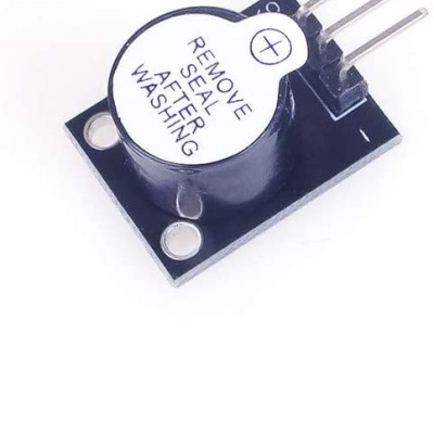 Módulo eletrónico preto com selo branco redondo e três pinos metálicos