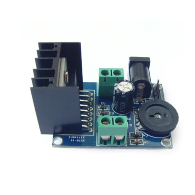 Placa eletrónica azul com componentes e dissipador de calor preto