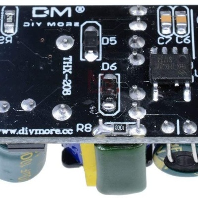 Placa eletrónica preta com componentes eletrónicos e texto branco CM DIY MORE