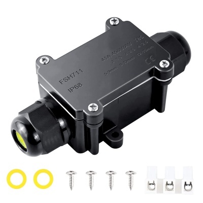 Caixa de junção elétrica preta com acessórios sobre fundo branco