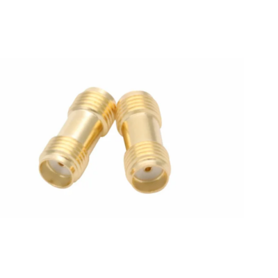 Adaptadores coaxiais dourados de metal com detalhes estriados em anéis