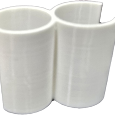 Suporte branco cilíndrico para canetas com quatro compartimentos.