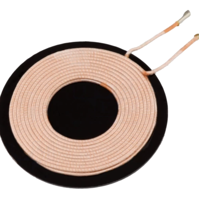 Bobina de fio de cobre enrolado com núcleo preto e fios expostos