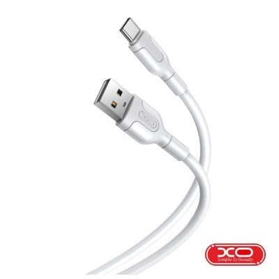 Cabo de carregamento USB branco com conector USB-A e USB-C e logótipo XO vermelho