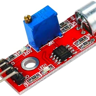 Placa eletrónica vermelha com potenciômetro azul e sensor metálico