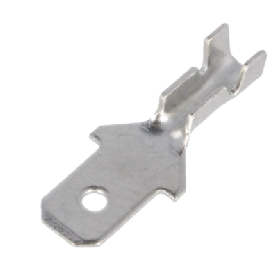 Conector elétrico metálico prateado com orifício, isolado em fundo branco