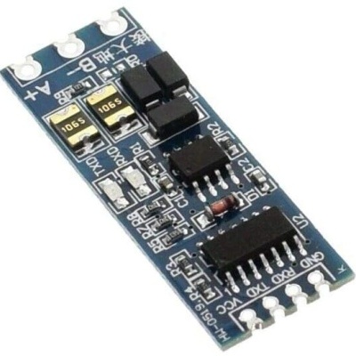 Placa eletrónica azul com componentes e textos técnicos brancos