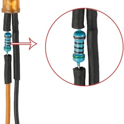 Dois cabos com resistor azul e LED âmbar