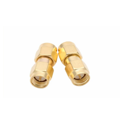 Dois conectores coaxiais dourados metálicos sobre fundo branco