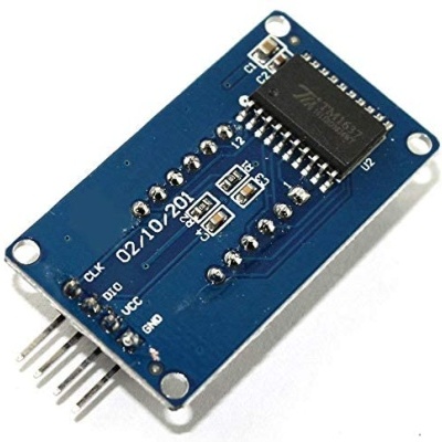 Placa eletrónica azul com circuito integrado e conexões metálicas