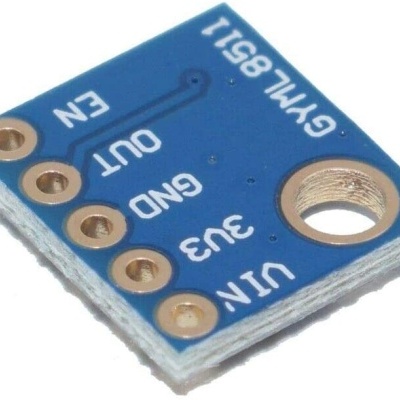 Módulo eletrónico azul com conectores e texto branco