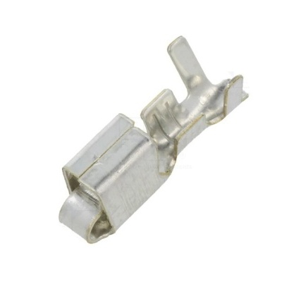 Conector elétrico metálico prateado sobre fundo branco