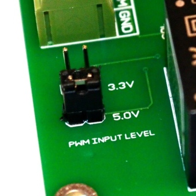 Placa de circuito verde com jumper preto e texto PWM INPUT LEVEL