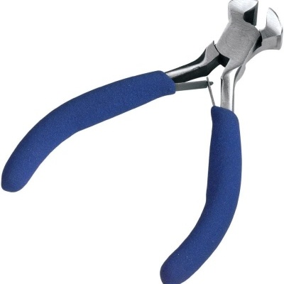 Alicate de corte com punhos azuis e cabeça metálica em fundo branco