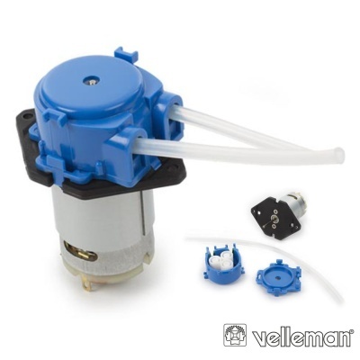 Bomba de água azul e metal com mangueiras e componentes desmontados