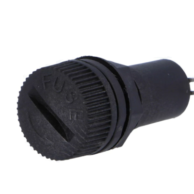 Peça eletrónica preta FUSE com terminal metálico