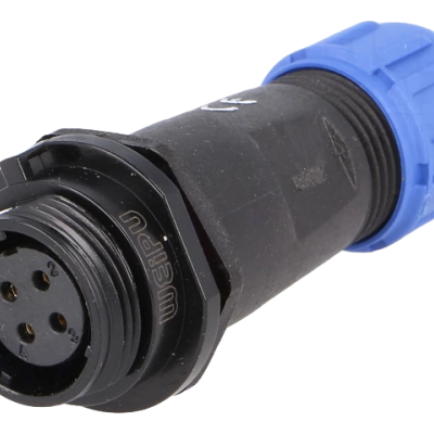 Conector elétrico preto com tampão azul e quatro pinos