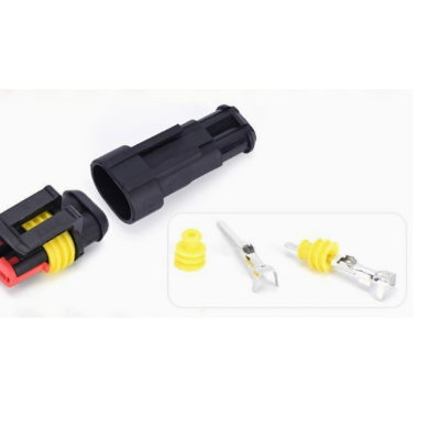 Conjunto de conector elétrico preto com partes vermelhas e amarelas em fundo branco