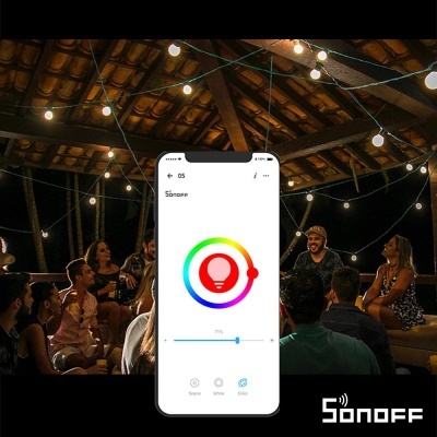 Grupo numa área coberta com telhado de madeira e luzes decorativas, e smartphone com app Sonoff controlando luzes