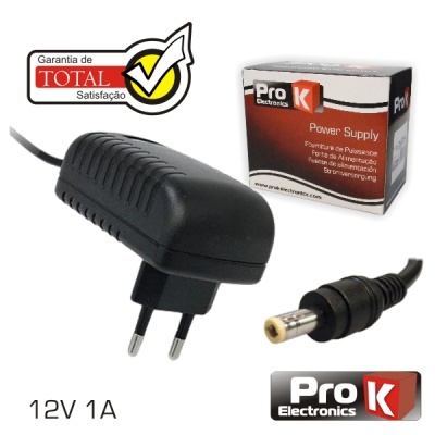 Transformador 12V 1A preto com cabo e conector, embalagem Pro K Electronics e selo garantia