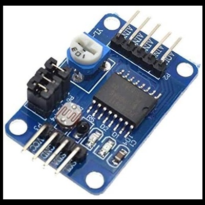 placa eletrónica azul com microchip e componentes electrónicos