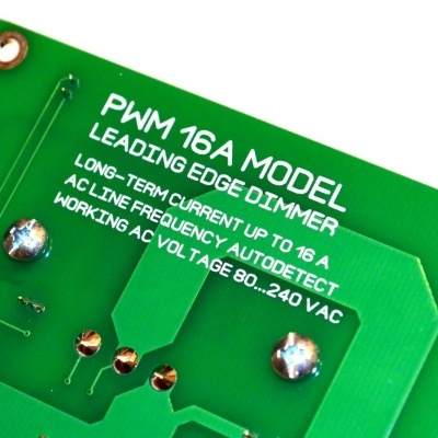 Placa eletrónica verde com texto branco e componentes visíveis.