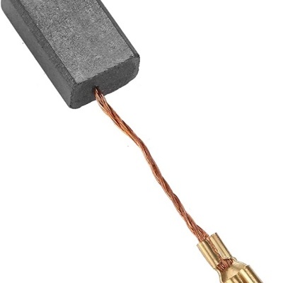 Carvão de motor com cabo de cobre e terminal metálico.