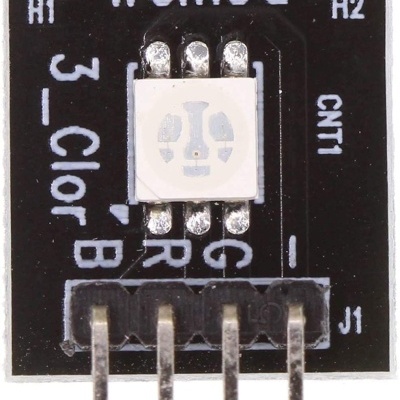 Placa eletrónica preta com componente LED e quatro pinos metálicos