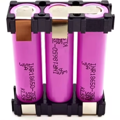 Baterias recarregáveis rosa com texto preto montadas em estrutura plástica preta