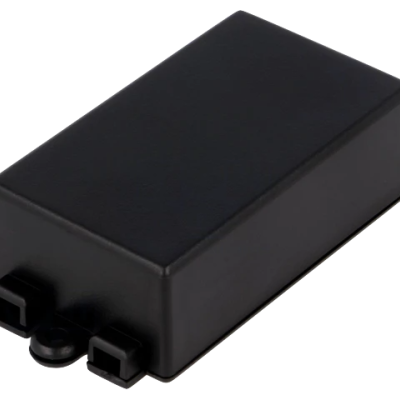 Caixa preta retangular com acabamento mate em fundo branco