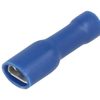 Conector elétrico azul isolado em fundo branco