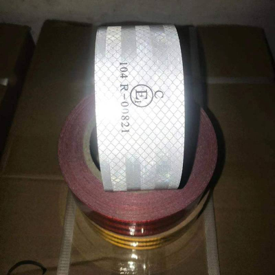 Rolos de fita adesiva con etiqueta branca con texto 104 R- 00821