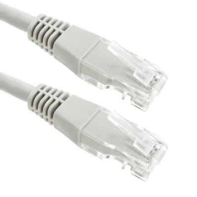 Cabo de rede Ethernet cinzento com conectores RJ45