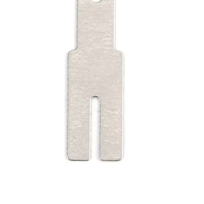 Ferramenta metálica prateada com orifício e lâminas paralelas