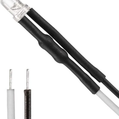 LED transparente com fios preto e branco isolados