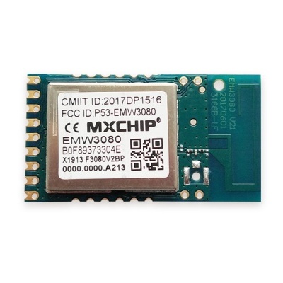 Placa eletrónica pequena com etiqueta metálica e texto técnico