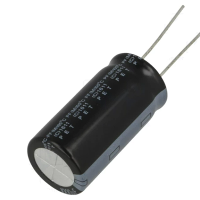 Condensador eletrolítico preto com terminais metálicos e texto branco