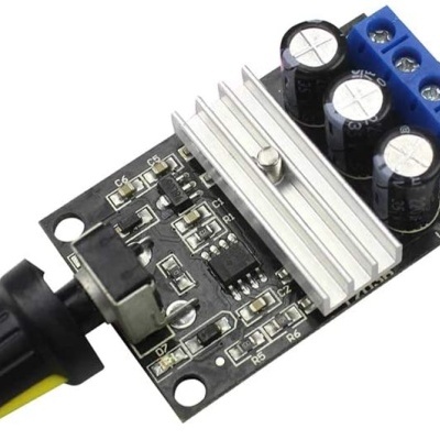 Placa eletrónica com componentes e botão de controlo