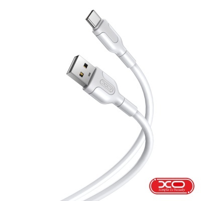 Cabo USB branco com conectores USB tipo A e tipo C e logótipo XO