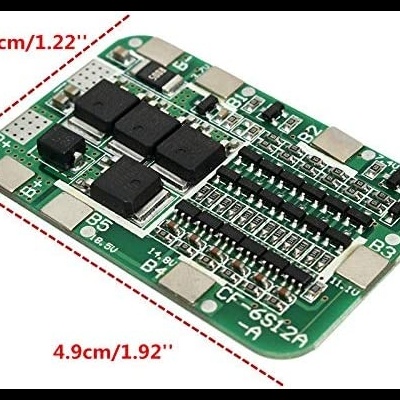 Placa eletrónica verde com componentes e medidas indicadas