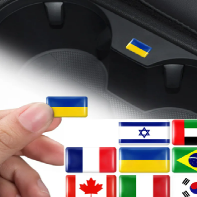 Ímanes de bandeiras nacionais coloridas em formato retangular, destacados em fundo claro