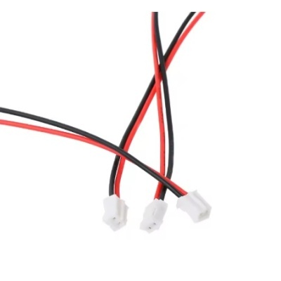 Três cabos com conectores brancos e fios vermelhos e pretos