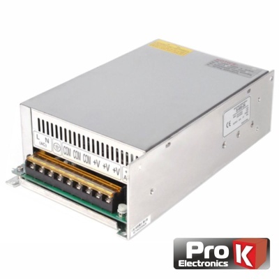 Fonte de alimentação industrial metal prateado com terminais e etiquetas técnicas