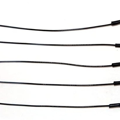 Quatro fios coaxiais pretos com conectores dourados