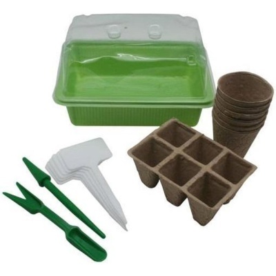 Conjunto de jardinagem com floreira verde, vasos castanhos, tabuleiro castanho, ferramentas verdes e placas brancas