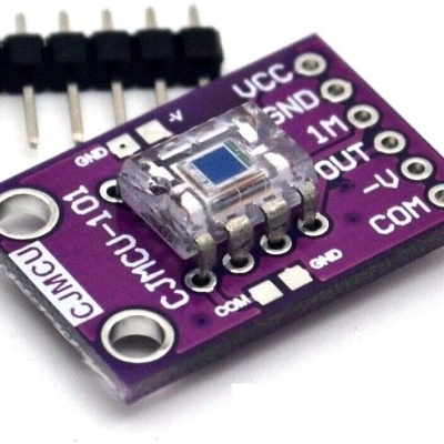 Placa de circuito impresso roxa com sensor óptico e conectores
