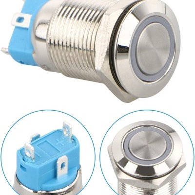 Botão metálico redondo com base azul e conectores metálicos